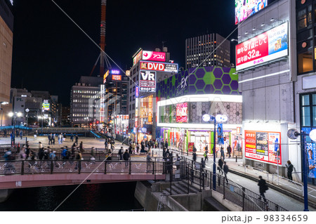 《神奈川県》横浜駅西口パルナード通り・夜の繁華街 98334659