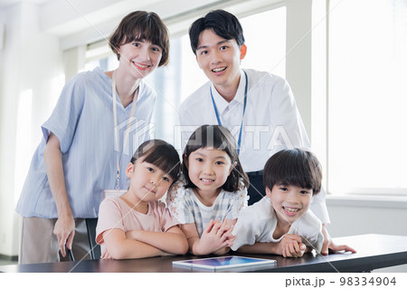 学習塾 講師と生徒のポートレート 学習塾 講師と生徒のポートレート 98334904