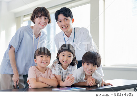 学習塾　講師と生徒のポートレート 98334905