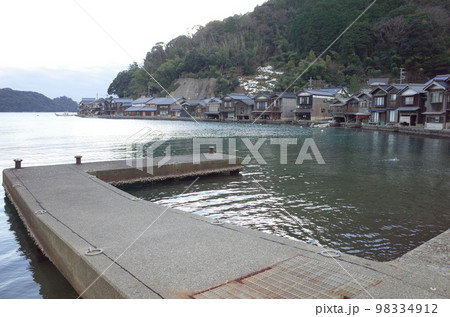 伊根の舟屋と船着き場の風景_伊根浦 伊根の舟屋と船着き場の風景_伊根浦 98334912