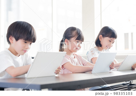 タブレットで学習する子供たち 98335103