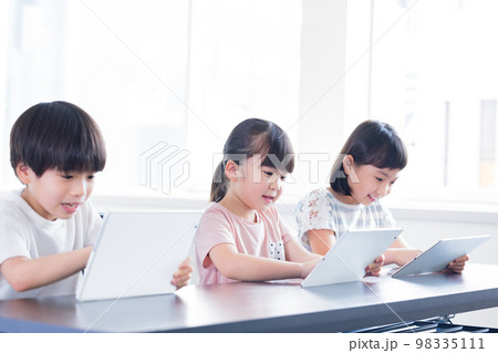 タブレットで学習する子供たち タブレットで学習する子供たち 98335111