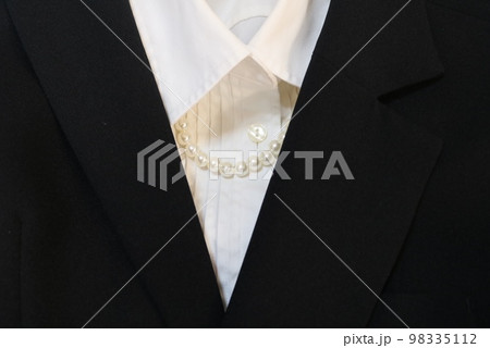 スーツとパールのネックレス 98335112