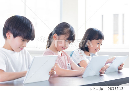 タブレットで学習する子供たち 98335124