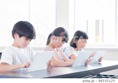 タブレットで学習する子供たち 98335125