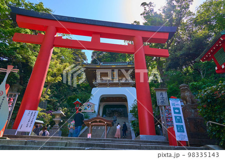 神奈川県藤沢市 江の島の大鳥居と瑞心門 98335143