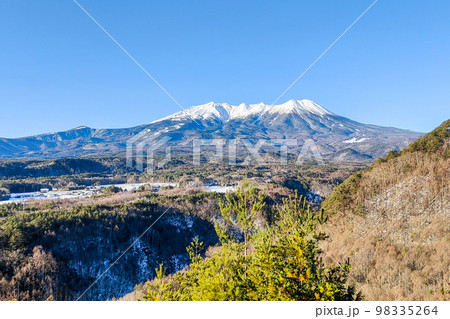 九蔵峠から望む冬の御嶽山 98335264
