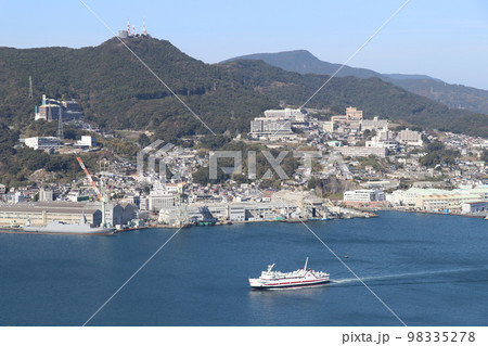 出港するフェリーと長崎港 98335278