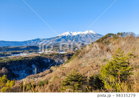 九蔵峠から望む冬の御嶽山 九蔵峠から望む冬の御嶽山 98335279
