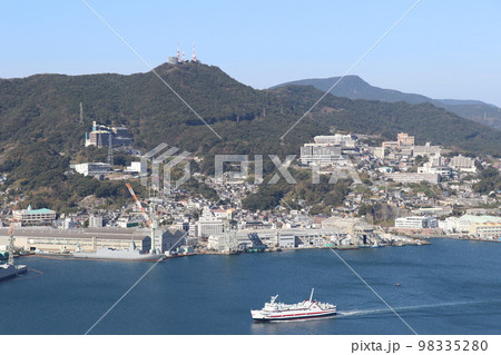 出港するフェリーと長崎港 98335280