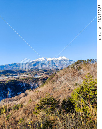 九蔵峠から望む冬の御嶽山 98335283