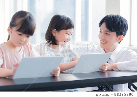 タブレットで学習する子供たち 98335290
