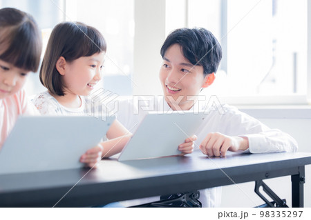 タブレットで学習する子供たち 98335297