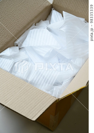 white wrap bubble put in brown box 98335339