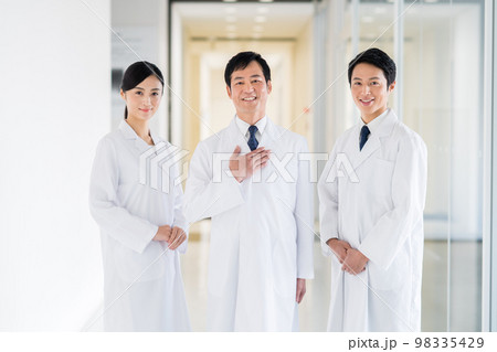 白衣のスタッフ 98335429