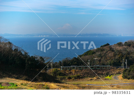 JR内房線と東京湾越しの富士山　やながわ米の里　富津市 98335631