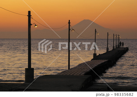 レトロ桟橋と富士山の夕暮れ　原岡海岸　岡本桟橋 98335682