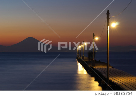 レトロ桟橋と富士山の夕暮れ　原岡海岸　岡本桟橋 98335754
