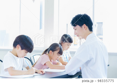 塾で勉強する子供と先生 塾で勉強する子供と先生 98335775