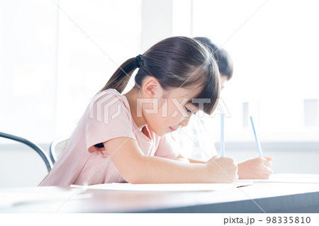 塾で勉強する女の子 98335810