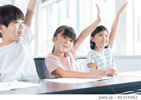 教育　授業を受ける子どもたち 98335862