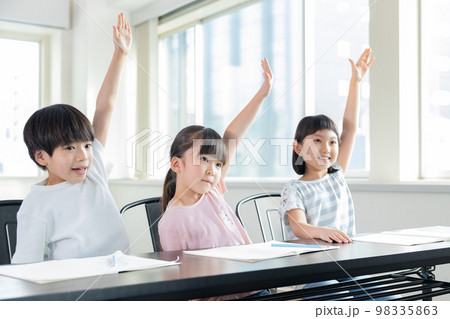 教育　授業を受ける子どもたち 98335863