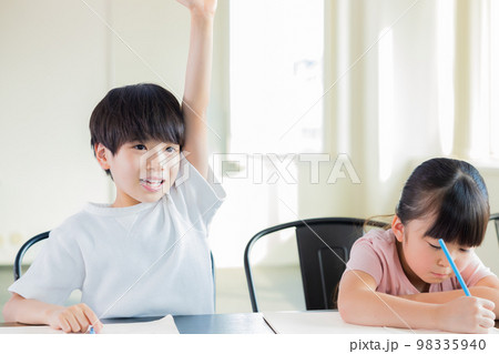 授業中に手を挙げて答える子供 授業中に手を挙げて答える子供 98335940