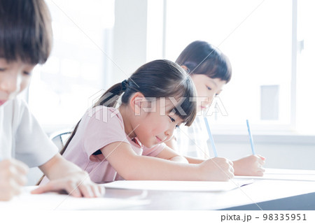 教育 授業を受ける子どもたち 教育 授業を受ける子どもたち 98335951