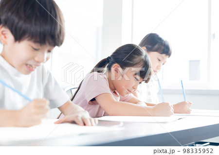 教育　授業を受ける子どもたち 98335952