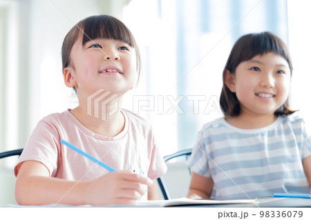 授業を受ける女の子 98336079