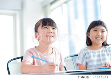 授業を受ける女の子 98336081