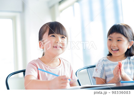 授業を受ける女の子 授業を受ける女の子 98336083