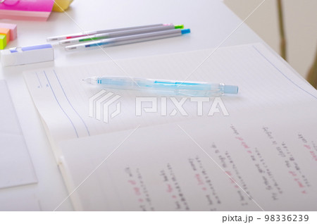試験勉強を頑張るイメージ 試験勉強を頑張るイメージ 98336239