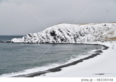 冬の北海道上ノ国町で大崎地区の海岸の雪景色を撮影 冬の北海道上ノ国町で大崎地区の海岸の雪景色を撮影 98336548