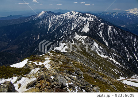 北アルプス・常念岳山頂から見る残雪の蝶ヶ岳への稜線 98336609