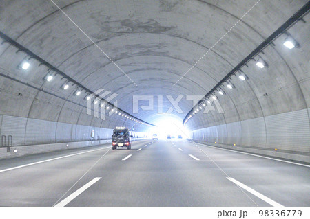 東名高速道路　出口が見える 98336779