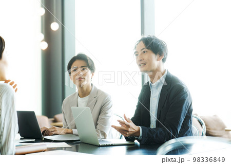 オフィスでミーティングをする人達 オフィスでミーティングをする人達 98336849
