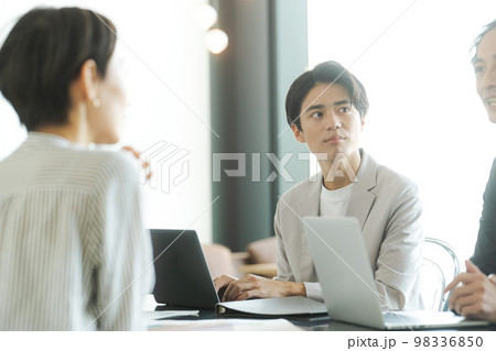 オフィスでミーティングをする人達 98336850