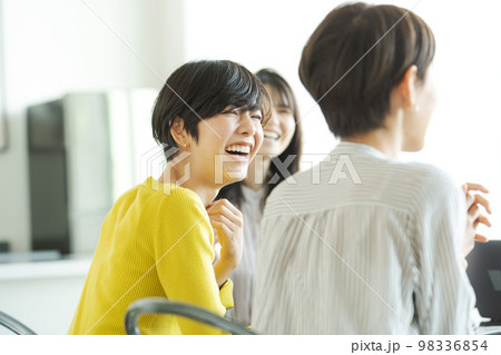 オフィスでミーティングをする人達 98336854