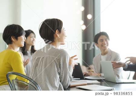 オフィスでミーティングをする人達 オフィスでミーティングをする人達 98336855
