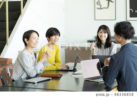 オフィスでミーティングをする人達 オフィスでミーティングをする人達 98336858