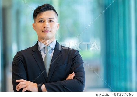 男性、ビジネス、ビジネスマン、日本人、スーツ、フォーマル、CEO、若手社長、オフィス、男性社員 98337066