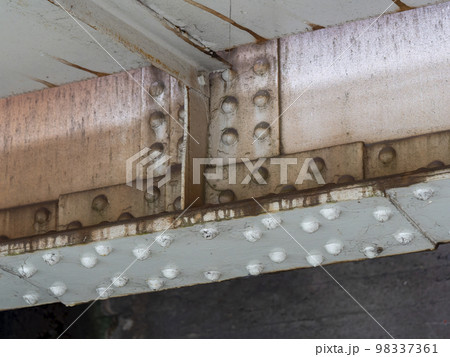 リベットで接合された古い鉄橋 98337361