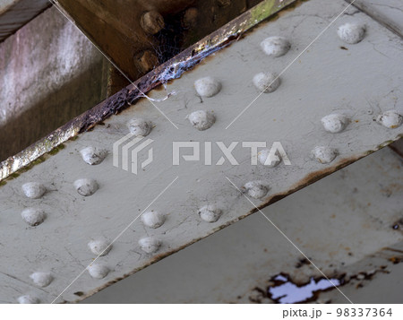リベットで接合された古い鉄橋 リベットで接合された古い鉄橋 98337364