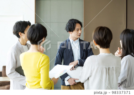 話し合いをするビジネスパーソン 98337371