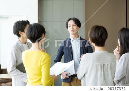 話し合いをするビジネスパーソン 話し合いをするビジネスパーソン 98337372