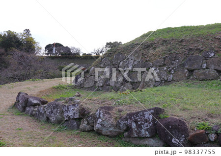 原城址の本丸跡、土塁、石垣遺構 98337755