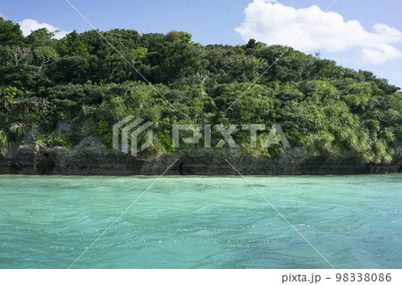 風景画 南の島・石垣島川平湾 油絵 F3号 エメラルドグリーン 絵描きの休日】三線と海の石垣島巡り①｜HayateRecords