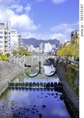 長崎の人気観光スポット　眼鏡橋 98338187