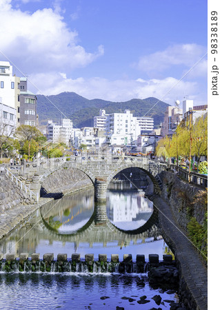 長崎の人気観光スポット　眼鏡橋 98338189